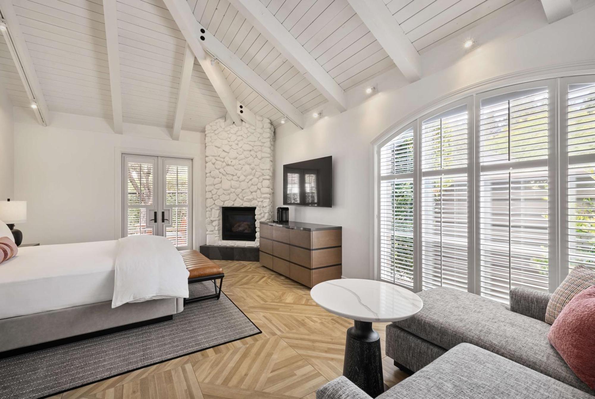 Newly Renovated Deluxe King Room,1730045986:JPEG